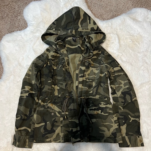 Windsor Camo Jacket with removable hood - Picture 3 of 4